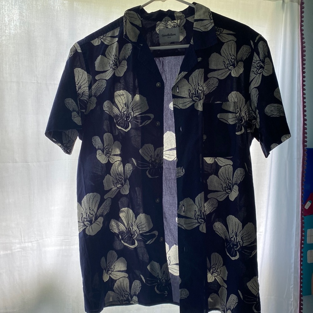 Good fellow Hawaiian shirt. Medium blue